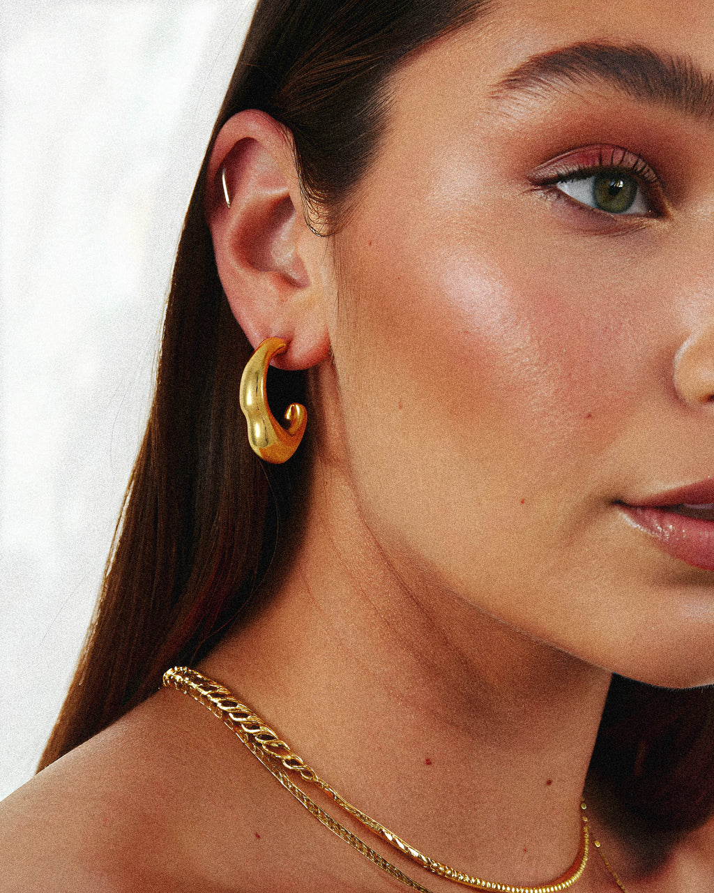 The Delight Earring, a striking geometric design that adds modern elegance to any outfit. Its clean lines and bold shape make it a versatile accessory, perfect for both everyday wear and special occasions. Experience the perfect blend of contemporary artistry and timeless charm with this must-have piece. 1.	18k gold plated jewelry
	2.	gold plated stainless steel jewelry
	3.	tarnish free gold jewelry
	4.	waterproof gold jewelry
	5.	affordable gold jewelry
	6.	non-tarnish gold jewelry
	7.	hypoallergenic gold 