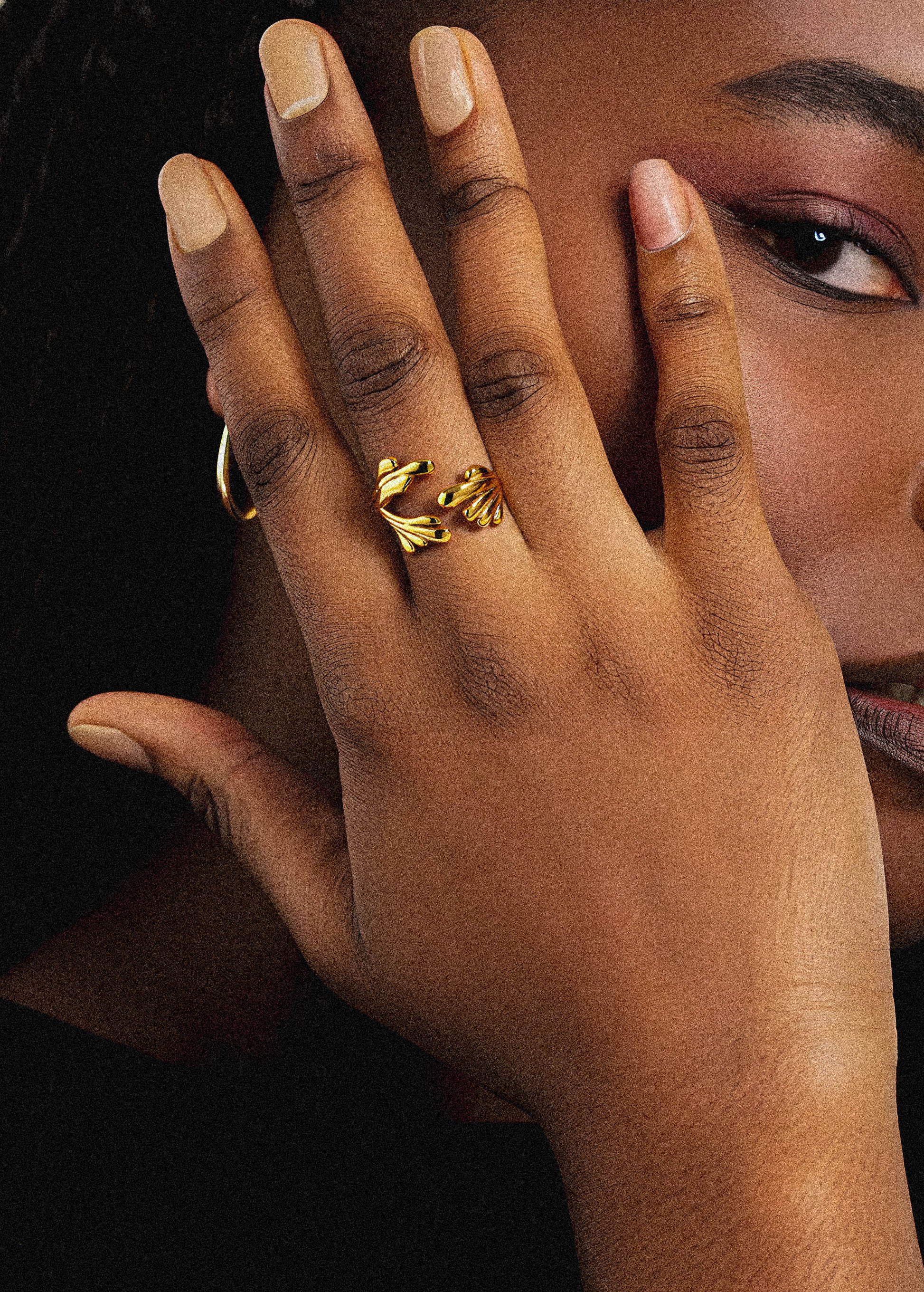 The Stormpetal Ring features an elegant wing-inspired design, expertly crafted with 18k gold plating for a luxurious finish. Its delicate yet striking form adds a sophisticated touch to any ensemble, making it a refined choice for those who appreciate artistry in jewelry. Durable and timeless, this ring combines aesthetic appeal with lasting quality
