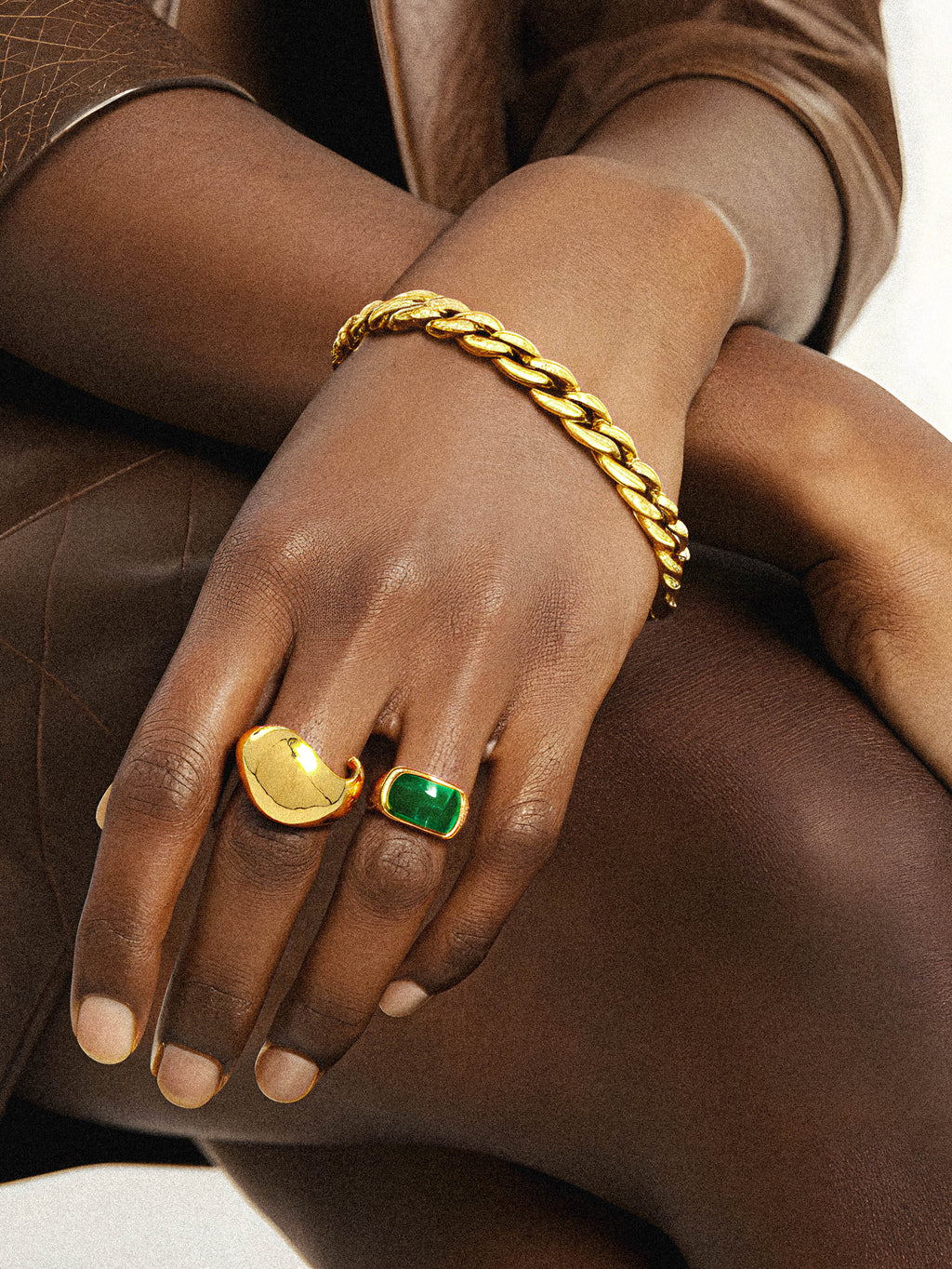 Ather ring

The Aether Ring is a bold statement piece crafted with a solid, substantial design and finished in luxurious 18k gold plating. Its impressive size and rich gold tone offer a timeless making it an ideal accessory for those seeking both durability and refined style. Perfect for elevating any outfit, this ring combines expert craftsmanship with classic sophistication.
