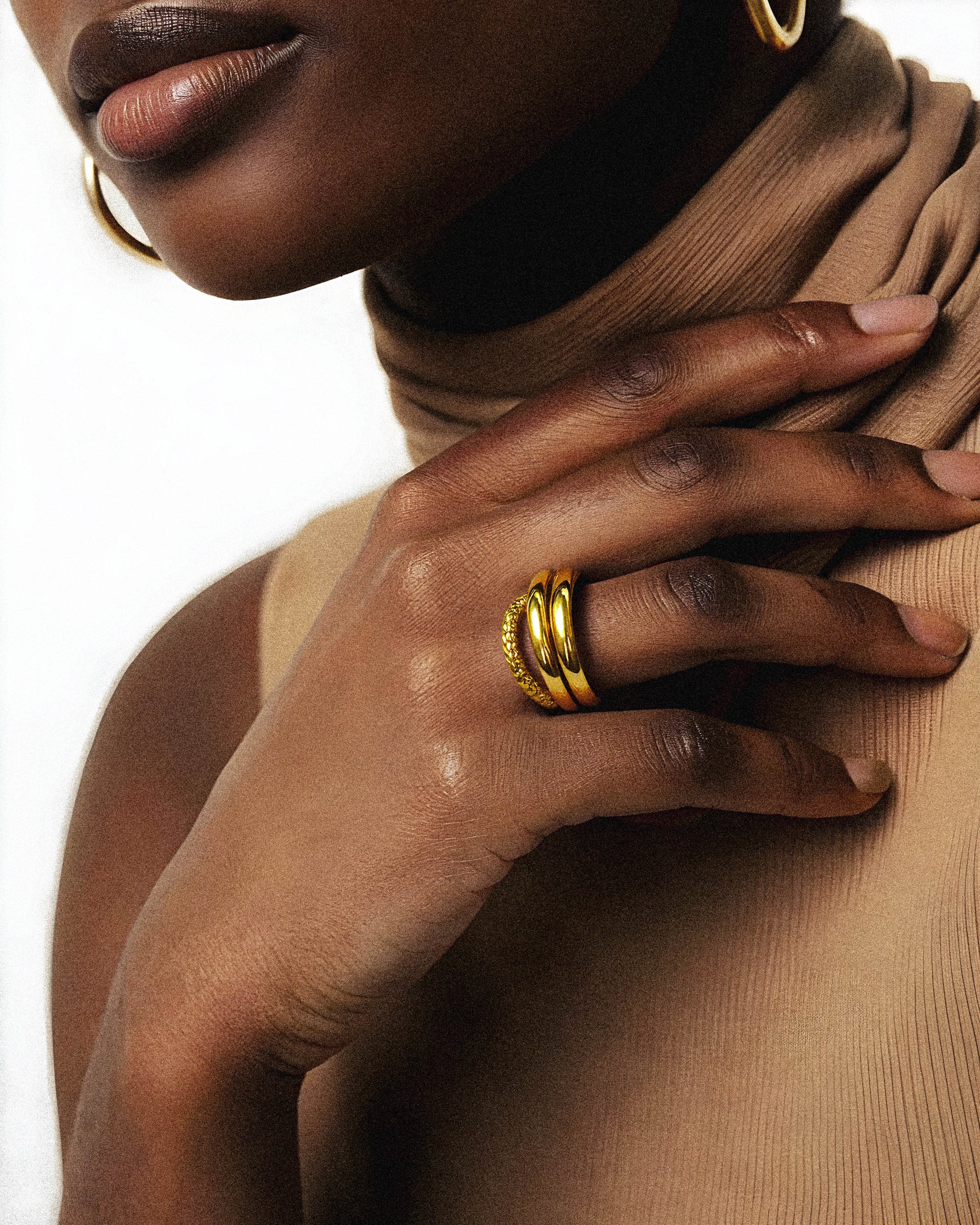 Crafted from solid gold, the Oath Ring features a classic round design that symbolizes enduring commitment. Its durable construction ensures lasting wear, making it an ideal choice for meaningful occasions or everyday sophistication. This ring combines expert craftsmanship with a minimalist aesthetic, offering both style and substance in one refined piece. 1.	18k gold plated jewelry
	2.	gold plated stainless steel jewelry
	3.	tarnish free gold jewelry
	4.	waterproof gold jewelry
	5.	affordable gold jewelry
