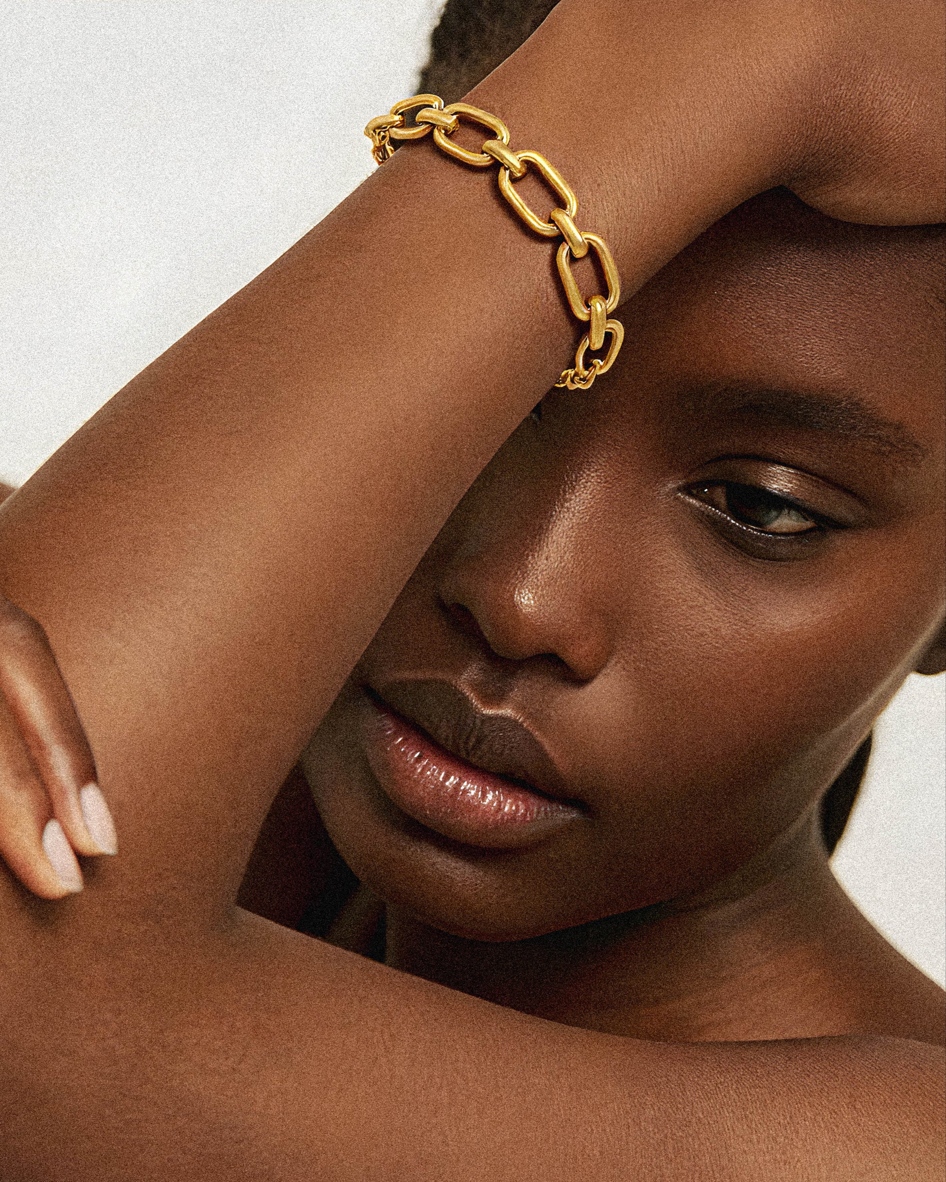 The Seraphline Bracelet is a finely crafted chain bracelet that combines elegance with durability. Its sleek design makes it a versatile accessory suitable for both everyday wear and special occasions. Expertly made, this bracelet offers a comfortable fit while adding a subtle touch of sophistication to any outfit. 1.	18k gold plated jewelry
	2.	gold plated stainless steel jewelry
	3.	tarnish free gold jewelry
	4.	waterproof gold jewelry
	5.	affordable gold jewelry
	6.	non-tarnish gold jewelry
	7.	hypoaller