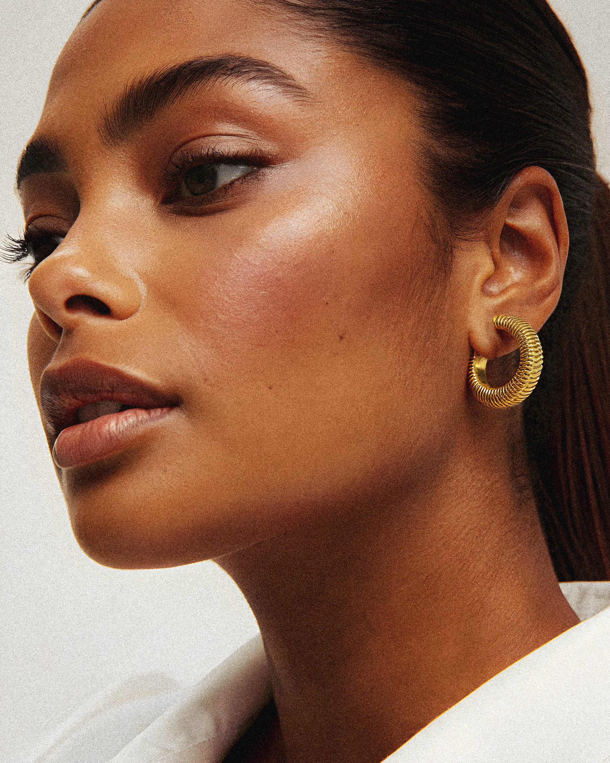 Crafted in 18k gold, The Park Earring offers a refined and timeless accessory for discerning wearers. Its high-quality material ensures durability and a luxurious finish, making it an elegant choice for both everyday wear and special occasions. This piece combines classic design with expert craftsmanship, enhancing any jewelry collection with subtle sophistication. 1.	18k gold plated jewelry
	2.	gold plated stainless steel jewelry
	3.	tarnish free gold jewelry
	4.	waterproof gold jewelry
	5.	affordable gold